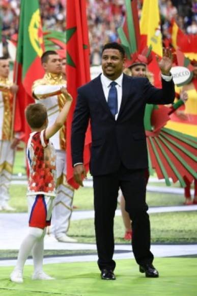 El futbolista brasileño Ronaldo Nazario dio la primera patada al balón Telstar 18 como luz verde para inagurar el Mundial Rusia 2018 en el campo del estadio Luzhniki.