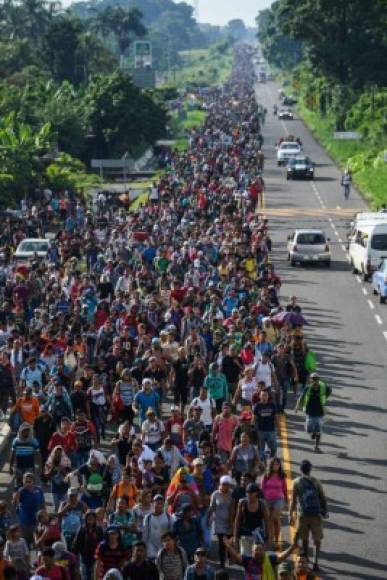 La caminata de migrantes se extiende por varios cientos de metros por la carretera y a lo largo del camino, algunos pobladores se acercan a ofrecerles agua, alimentos y otros enseres de higiene personal, como son los pañales desechables para los bebés.<br/>