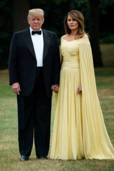 El impresionante vestido amarillo, fue combinado con unos zapatos Manolo Blahnik, que acapararon la atención y diferentes comparaciones en las redes sociales.