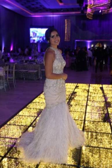 La bella Soad Boadla cautivó con su hermoso vestido, perfecto para una noche de graduación.