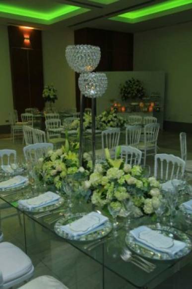 Distinción Candelabros de cristales lacerados destacaban en las mesas con lujosa puesta en escena.