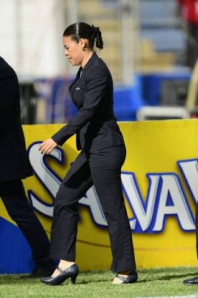 La árbitro Melissa Pastrana llegó así al estadio Nacional para pitar el partido Olimpia-Marathón.
