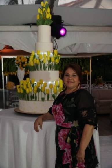 La reconocida pastelera Blanca Lardizábal creó imponente pastel a petición de los enamorados.