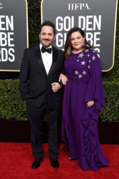 Ben Falcone y Melissa McCarthy se mostraron muy unidos en la alfombra de los Globos de Oro 2019.