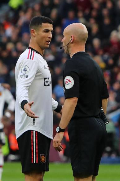 Cristiano Ronaldo se salvó de que el árbitro no lo expulsara, pese a que la jugada fue revisada en el VAR.