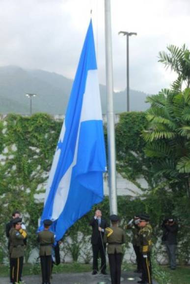 El homenajeado al izar la Bandera Nacional.