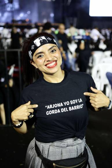 Emilia Laínez lució una camiseta personalizada que hace referencia a una de las canciones de Ricardo Arjona. 