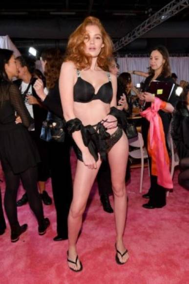 En foto Alexina Graham en el backstage del Victoria's Secret Fashion Show 2018 en Nueva York.