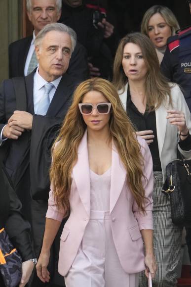 En virtud del acuerdo, el tribunal condenó a Shakira a una pena de tres años de prisión y el pago de una multa de 7,3 millones de euros, una cantidad muy inferior a la fijada antes, que era de 23,7 millones de euros.