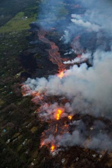 'Perdimos cientos de hogares en Kapoho Beach Lots y Vacationland en la madrugada' de lunes a martes, dijo a la AFP la portavoz del condado de Hawái, Janet Snyder. 'No tenemos cifras exactas, un cálculo no oficial es de 117 más 42 estimadas desde el aire ayer [lunes] en la tarde'.