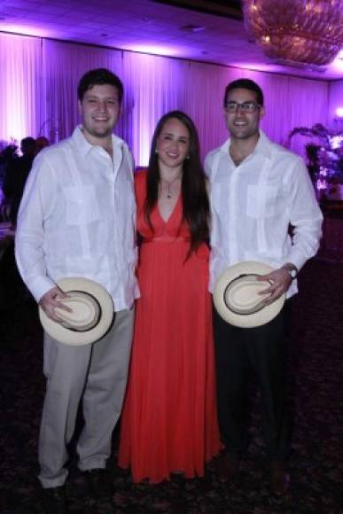 Sebastián, Paola y Rodrigo Canahuati.