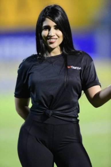 Jasmine Ortiz, una hermosa edecán que cautivó en el duelo entre Real España vs Platense.