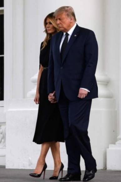 La mayoría iban vestidos de negro, menos Trump, que llevaba un traje de color azul marino. El presidente no hizo declaraciones a los periodistas congregados afuera.