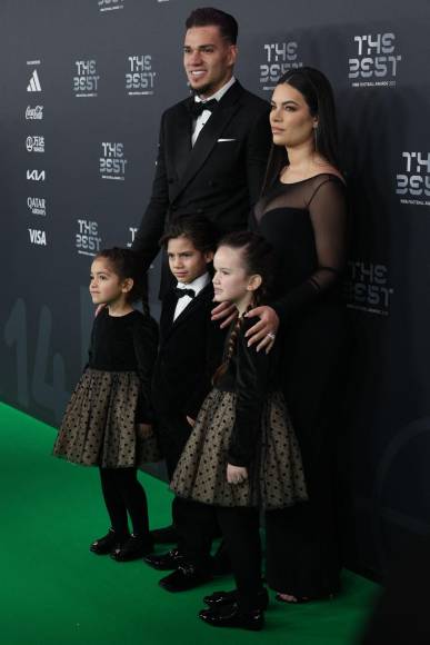 Ederson, portero brasileño del Manchester City, llegó a la Gala acompañado por su familia.
