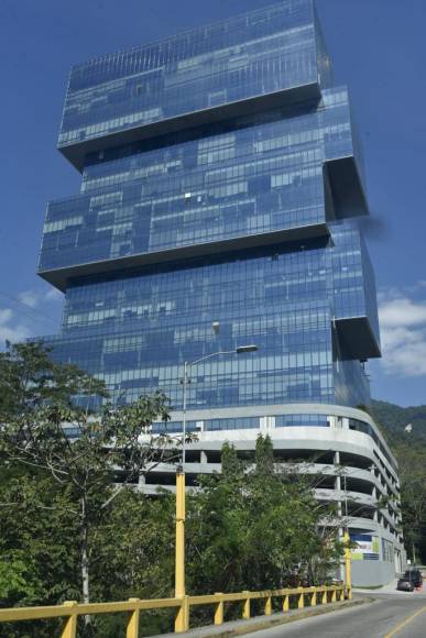 Le sigue el moderno Business Center (centro de negocios) de la firma Nuevos Horizontes, que es la que ha construido Panorama 1 y 2.