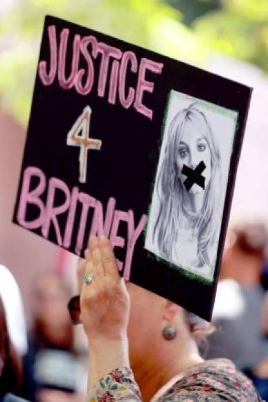 Al hablar con el tribunal por teléfono, Britney Spears se mostró por momentos enfadada y molesta -y utilizó algún que otro improperio- mientras decía que quería 'presentar cargos' contra su padre.