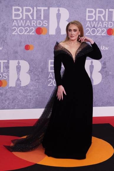 Hermosa y muy elegante en la alfombra roja de los Brit Awards.