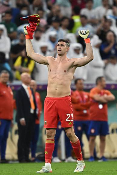 El ‘Dibu‘ Martínez, héroe de Argentina en los penales, celebrando la clasificación a semifinales del Mundial de Qatar 2022.