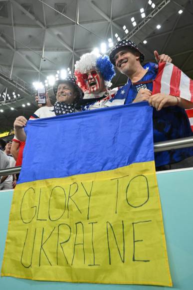 Aficionados estadounidenses sostienen una bandera en apoyo a Ucrania. 