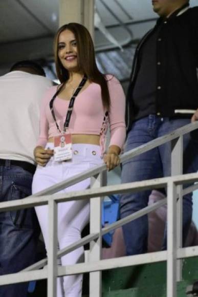 Yulia Posas, chica de Israel, estuvo en el estadio Morazán disfrutando del duelo entre Real España vs Platense.