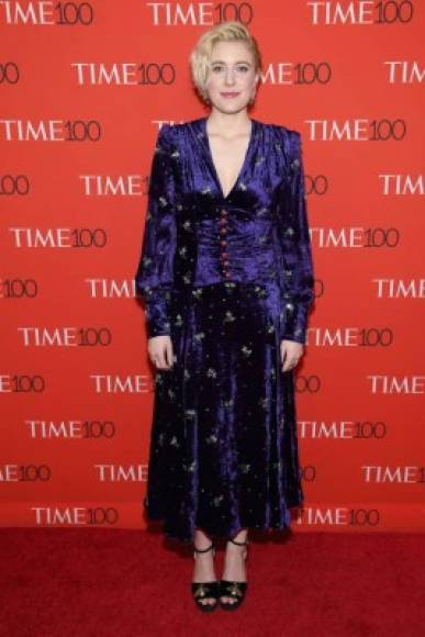 La directora y actriz Greta Gerwig recordaba a una nebulosa con un vestido de terciopelo en color violeta.<br/>