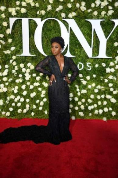 La ganadora a mejor actriz del año pasado, Cynthia Erivo, llegó a la alfombra en este vistoso vestido negro de estilo sirena embellecido con pedrería verdes y un dobladillo de plumas.<br/>