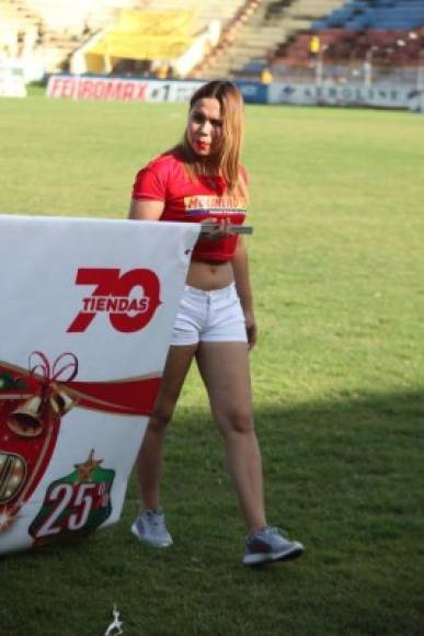 Esta bella chica edecán en la cancha del estadio Municipal Ceibeño durante el partido Vida-Real España.
