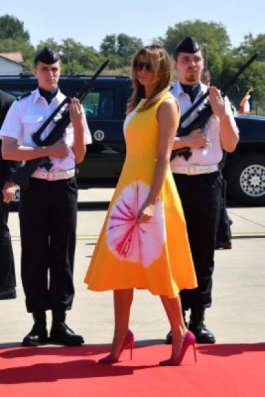 La primera dama llegó el pasado viernes a Francia luciendo un llamativo vestido midi de color amarillo firmado por Calvin Klein, acaparando la atención de los soldados franceses que no evitaron seguir con la mirada a la ex modelo de 49 años de edad.