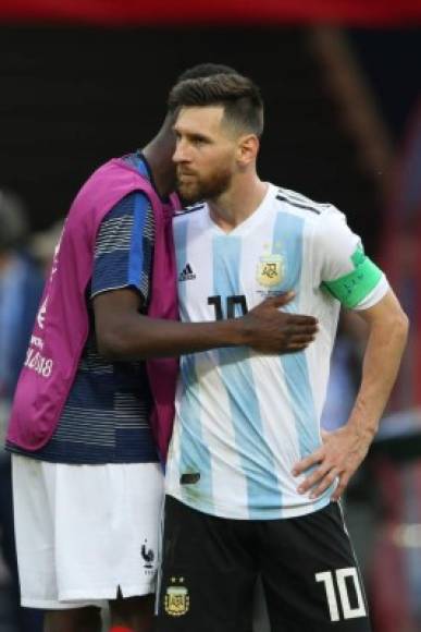 Ousmane Dembele, compañero de Messi en el Barcelona, fue a consolarlo y le dio un abrazo.