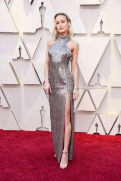 Brie Larson fresca y juvenil con un vestido plateado.