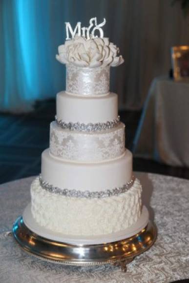 El elgante pastel con finos detalles fue elaborado por Signature Cakes.