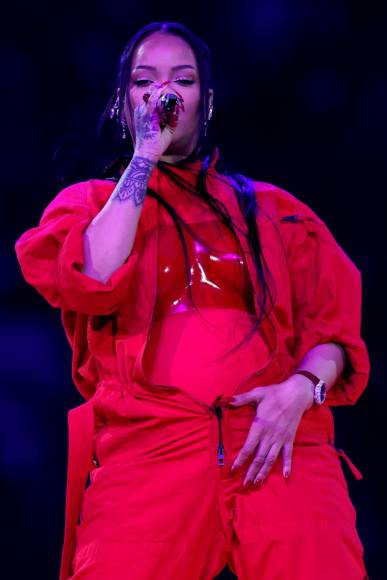 Aunque Rihanna ejecutó diversos pasos de baile al pegajoso ritmo de sus canciones y bien coordinada con su cuerpo de bailarines, se notó que no ejecutó sus movimientos de baile como tiene a sus fans acostumbrados a ver.