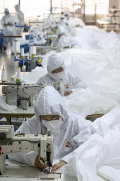 En esta empresa fabrican cada día miles de trajes de protección blancos de uso único en polipropileno.<br/>En China, el nuevo coronavirus ya contagió a más de 79.000 personas, de las que murieron más de 2.800.