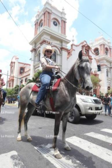 La madrina del Club Hípico de Choloma engalanó el desfile.