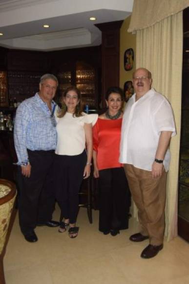 Juan Carlos y Ruth Marie Sabillón con Carolina y Jorge Shibli Canahuati.