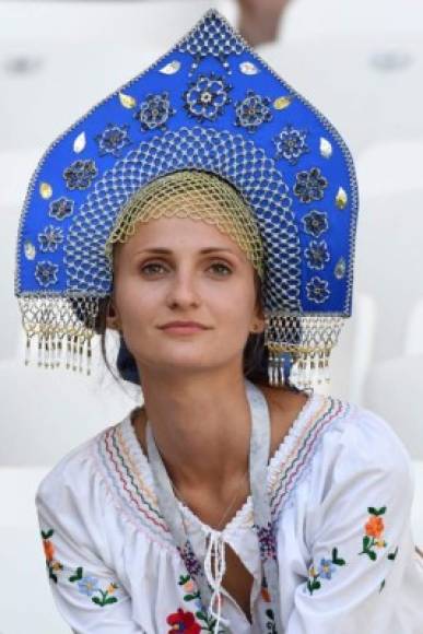 Una bella aficionada posa con un traje tradicional ruso.