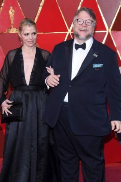 Guillermo del Toro, uno de los favoritos al mejor director, llegó acompañado de su esposa, Kim Morgan.