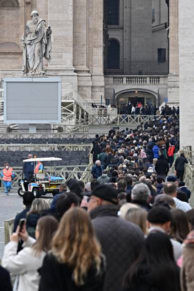 Mientras el templo vaticano celebra estas exequias en su interior, fuera, en la plaza, algunos operarios se afanan en ultimar los preparativos del funeral del jueves, presidido por Francisco, algo inédito dada la inusual convivencia de dos papas la última década.