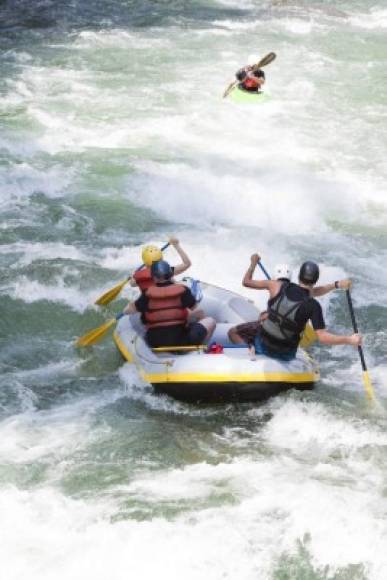 El río Cangrejal ofrece al visitante una variedad de actividades, pero el rafting (recorrido de rápidos en balsa de hule) es tal vez el más excitante, rápidos de nivel 3, 4 y 5 garantizan una experiencia inolvidable para el experto y para el principiante.