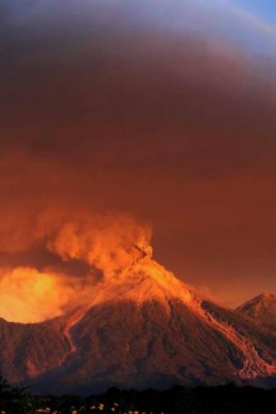 Según el Instituto Nacional de Sismología, Vulcanología, Meteorología e Hidrología (Insivumeh), la ceniza está cayendo en los municipios de Mazatenango, San Bernardino, San Antonio, San Miguel Panán, Chicacao, San Juan Bautista, Santa Bárbara Río Bravo y Patulul, en el departamento sureño de Suchitepéquez.