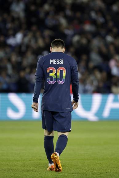 La afición del PSG silba a Lionel Messi cada vez que toca el balón.