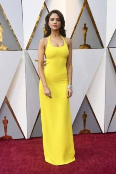 Eiza también realizó su primera presentación en los premios Oscar este año, deslumbrando a los medios estadounidenses con su belleza.