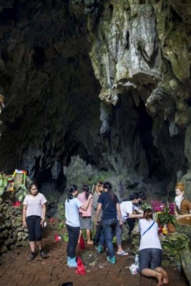 La cueva tiene diez kilómetros de longitud, es la cuarta más larga de Tailandia.