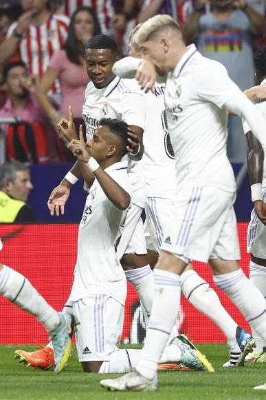 Rodrygo celebró de rodillas su gol contra el Atlético de Madrid.