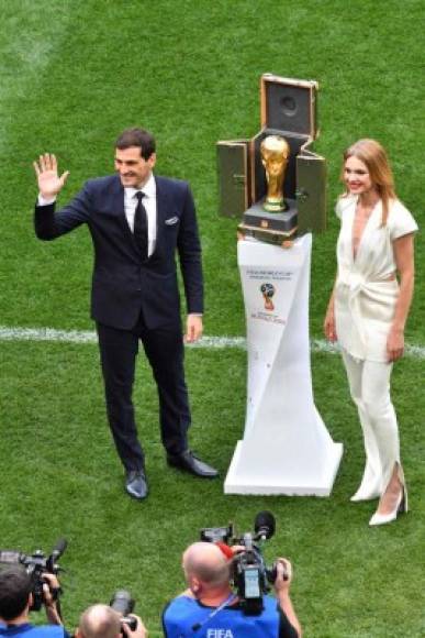 Natalia fue la encargada de llevar el trofeo al césped del estadio Luzhniki junto al arquero Iker Casillas, capitán de la selección española que ganó el Mundial en 2010.