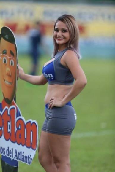 Esta bella chica robó miradas en el estadio Juan Ramón Brevé Vargas durante el partido Juticalpa-Motagua.