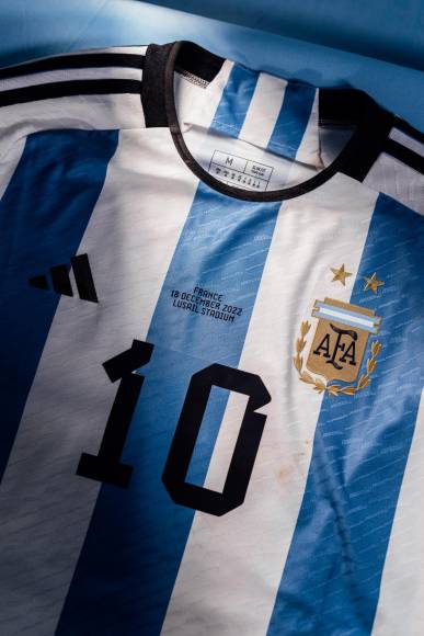 Las camisetas llevan el famoso número 10 y el nombre de Messi a la espalda.