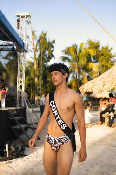 La pasarela en traje de baño fue de las más esperadas por el público de Utila y extranjeros que visitaron la isla.