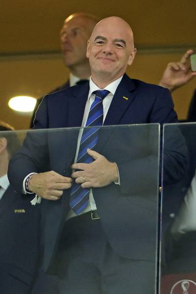 Gianni Infantino, presidente de la FIFA, también presente en el palco del estadio Lusail.
