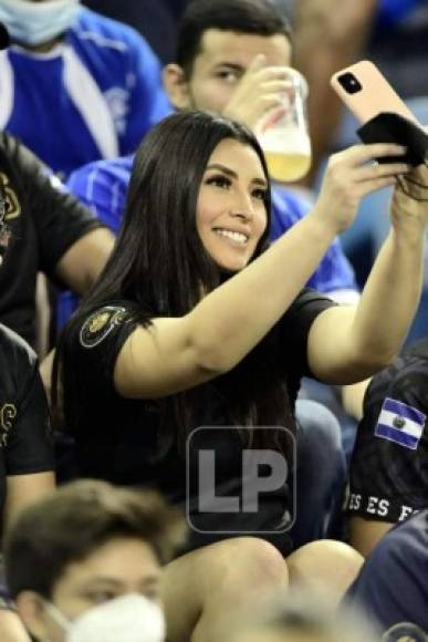 Esta bella aficionada salvadoreña cautivó en las gradas del estadio Cuscatlán.